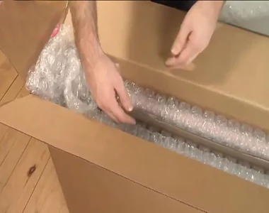 بسته بندی تابلوها با نایلون حبابدار